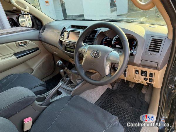 Toyota Fortuner 3.0 D-4D 4x4 Manual 2013 - image 4