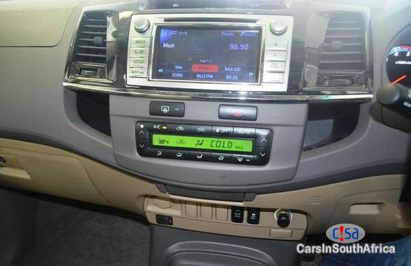 Toyota Fortuner 3.0l 4x4 IN GOOD CONDITION Automatic 2013 - image 4