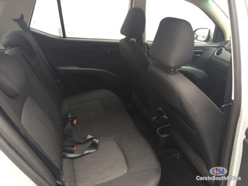 Hyundai i10 1.1 GLS Manual 2017 - image 8