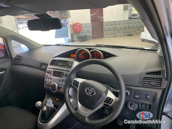 Toyota Verso Manual 2011 - image 9