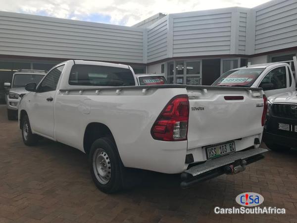 Toyota Hilux Manual 2016 - image 3