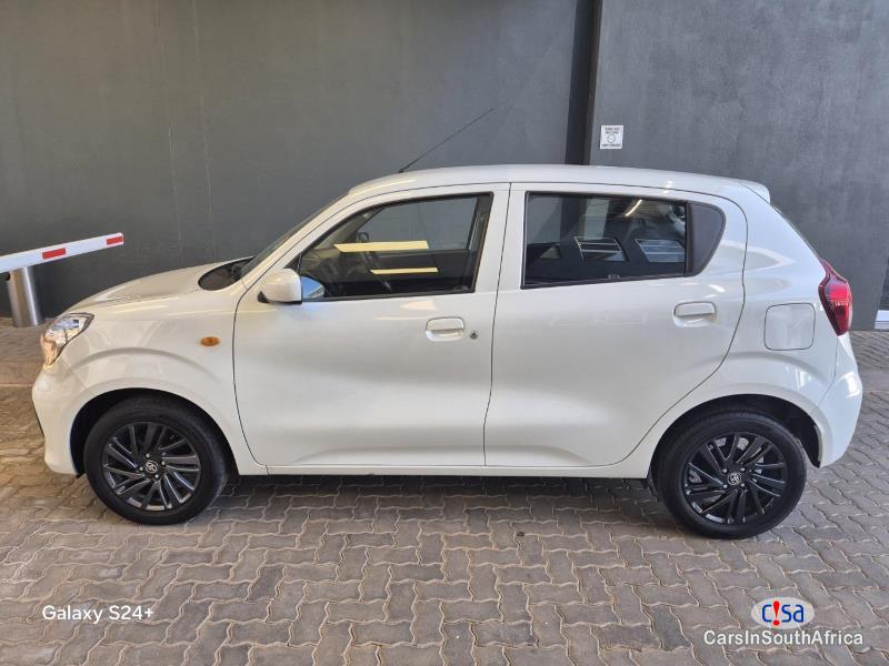 Toyota Vitz 1.0 XR Automatic 2024 - image 5