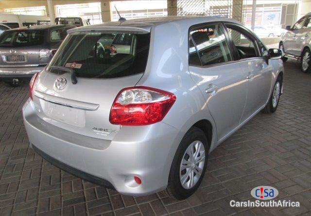 Toyota Yaris Manual 2013 - image 2