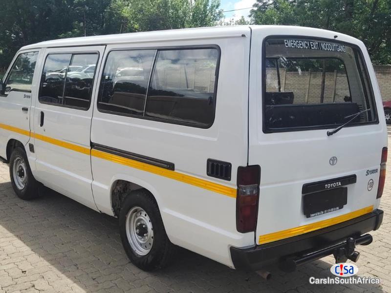 Toyota HiAce 22 Manual 2007 - image 2