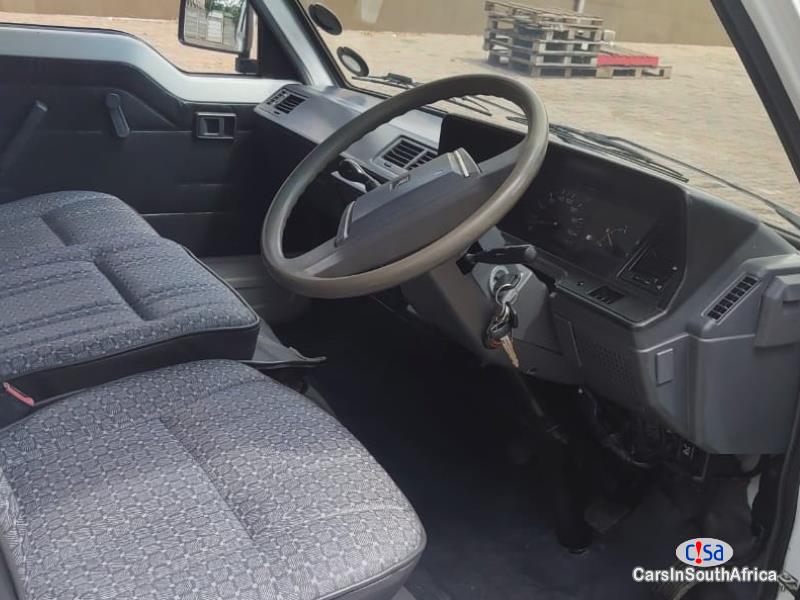 Toyota HiAce 22 Manual 2007 - image 3