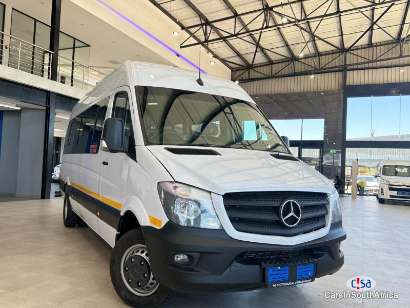 Mercedes Benz 2.0 Manual 2018 - image 3