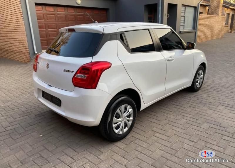 Suzuki Swift 1.0 GL Automatic 2022 - image 5