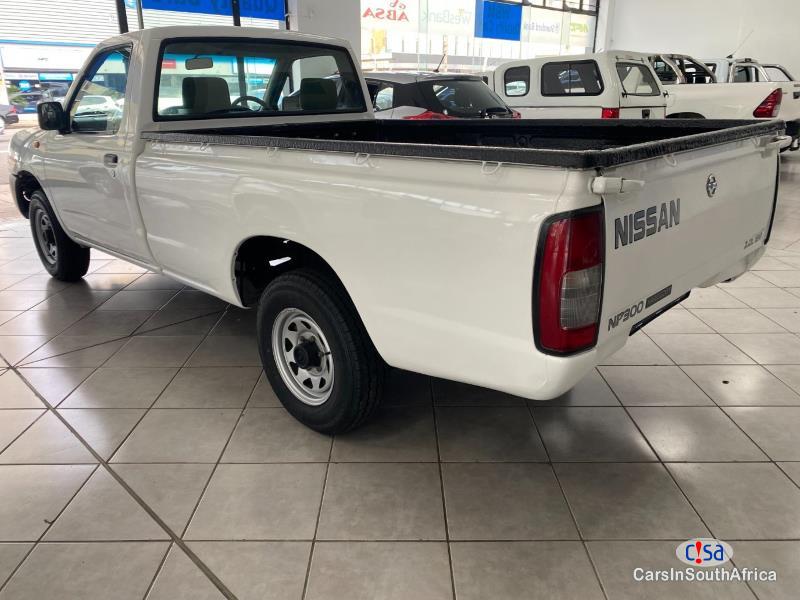 Nissan NP300 2.0 / Whatsapp Call 068 346 6875 Manual 2017 - image 2