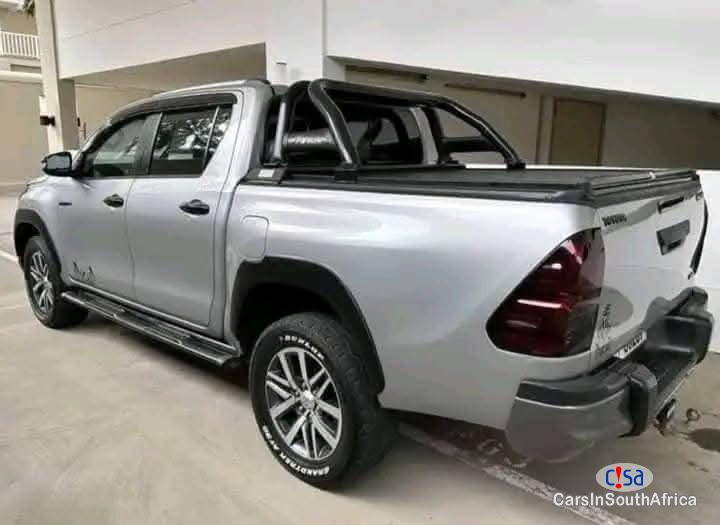 Toyota Hilux Manual 2017 - image 2