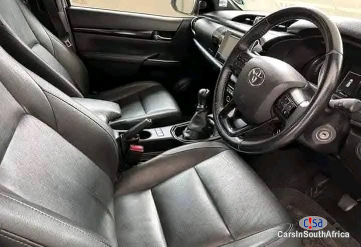 Toyota Hilux Manual 2017 - image 4