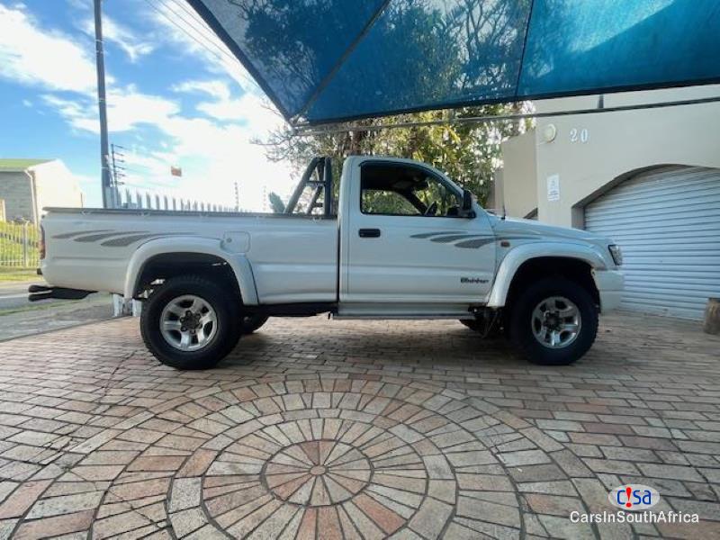 Toyota Hilux 2700i Manual 2005 - image 3