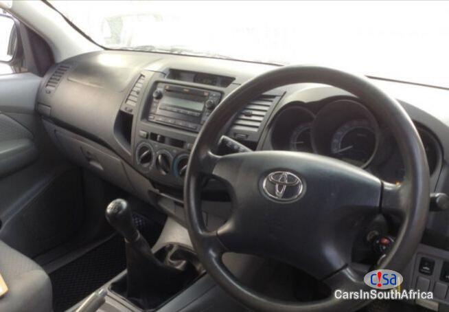 Toyota Hilux Manual 2010 - image 2
