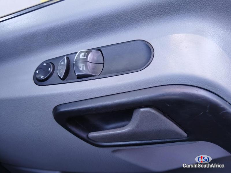 Mercedes Benz 2.0 Manual 2018 - image 7