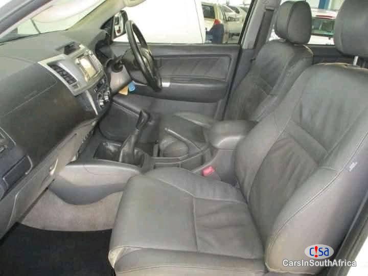 Toyota Hilux 3.0 D4-D Raider 4x4 D/C Manual 2017 - image 3