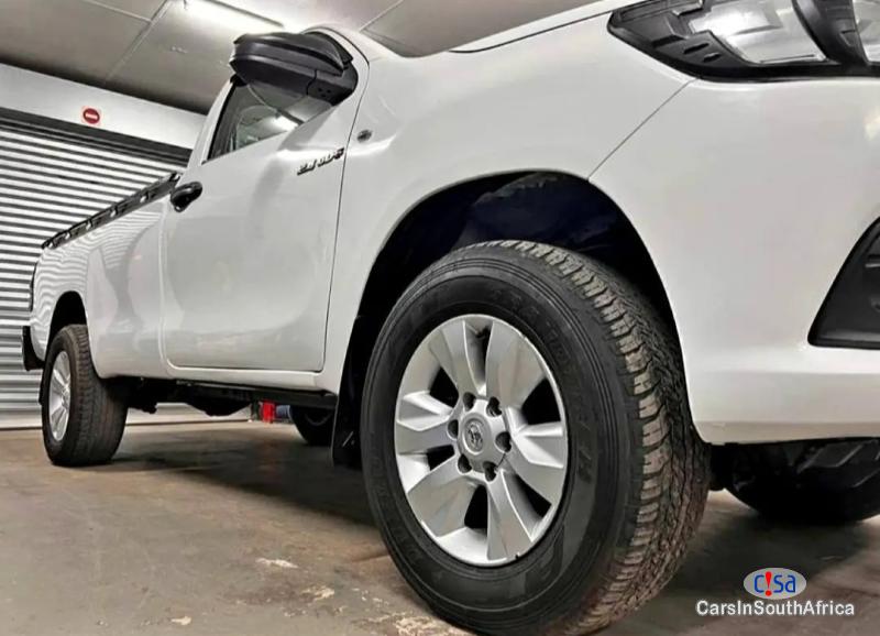 Toyota Hilux 2.4GD-6 Srx Manual Call:0691808200 Manual 2019 - image 3