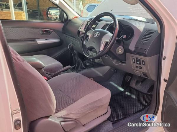 Toyota Hilux 2.7 VVTi Raider Raised Body Single-Cab Manual 2011 - image 4