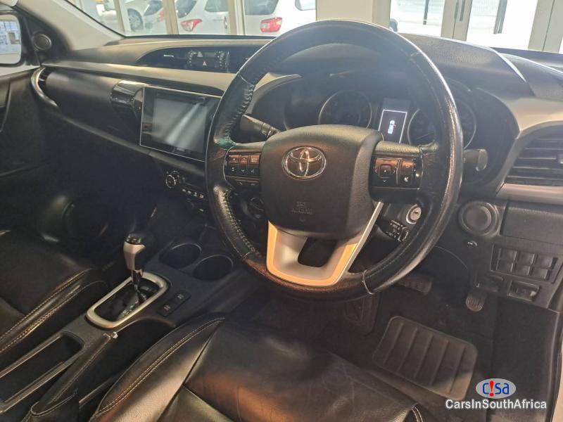 Toyota Hilux 2.8 GD-6 Raider 4x4 Auto D/C Automatic 2018 - image 3