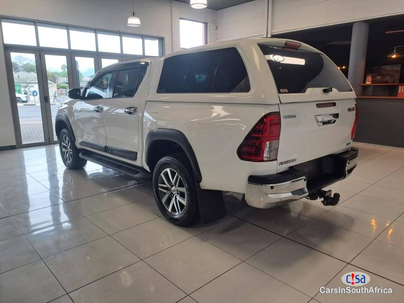 Toyota Hilux 2.8 GD-6 Raider 4x4 Auto D/C Automatic 2018 - image 4