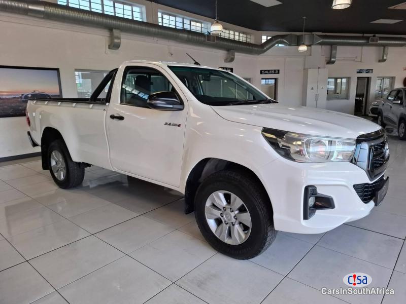 Toyota Hilux 2.4 GD-6 Raider 4x4 S/C Manual 2020 - image 2