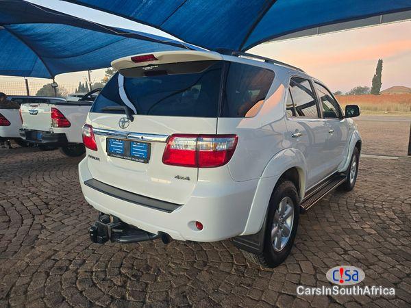 Toyota Fortuner 3.0 D-4D Raised Body Manual 2011 - image 2