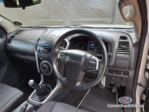 Isuzu KB300 D-Teq LX Double-Cab Manual 2014 - image 3