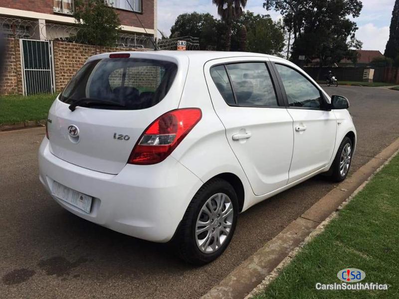 Hyundai i20 Manual 2011 - image 2