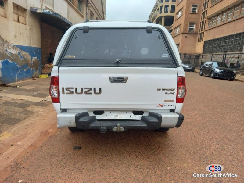 Isuzu Trooper 2.0 Automatic 2014 - image 2