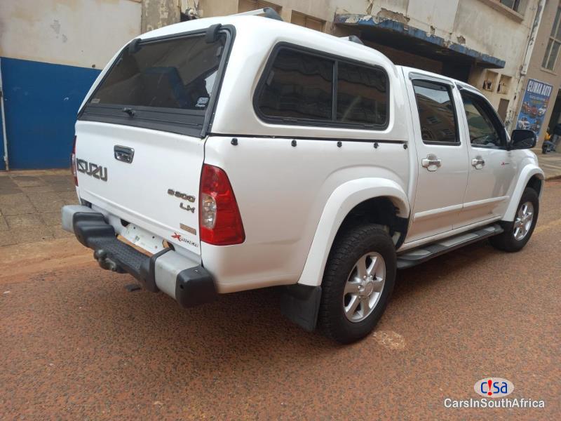 Isuzu Trooper 2.0 Automatic 2014 - image 3