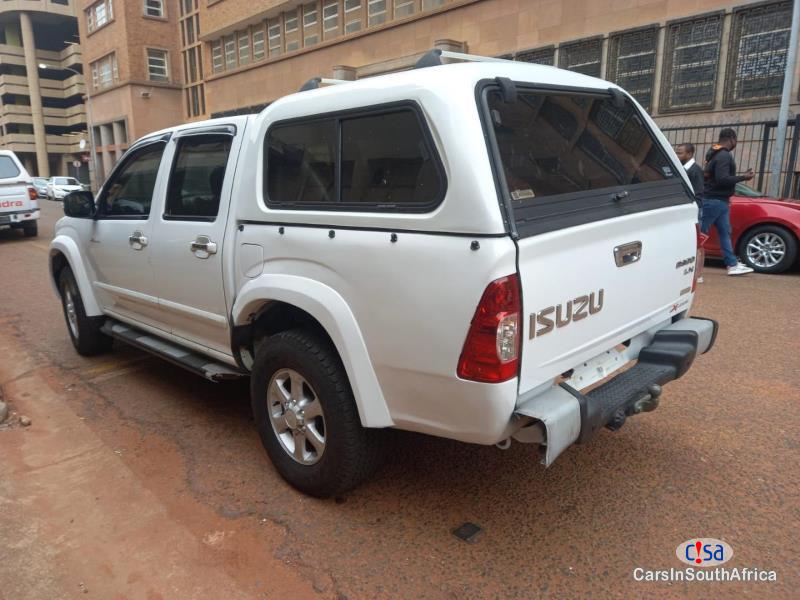 Isuzu Trooper 2.0 Automatic 2014 - image 4