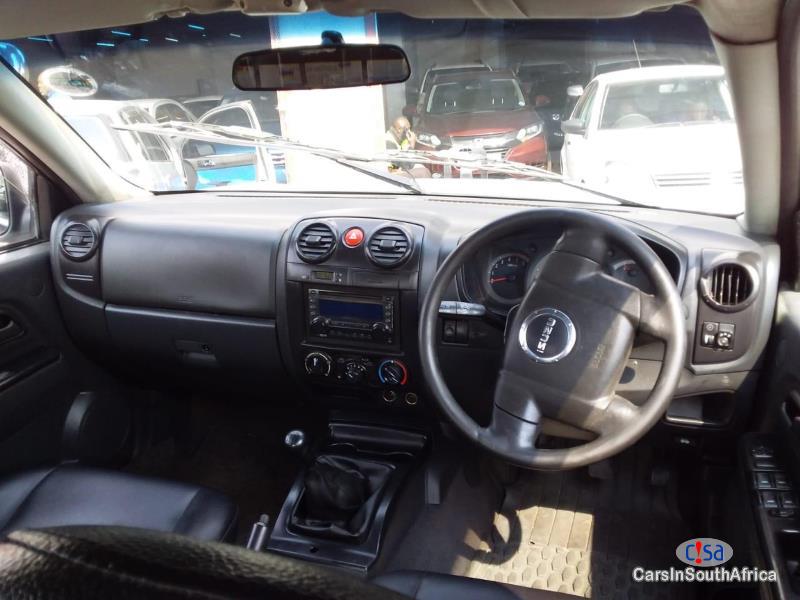 Isuzu Trooper 2.0 Automatic 2014 - image 6