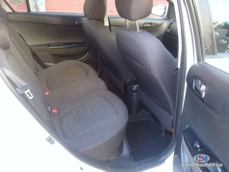 Hyundai i20 Fluid Manual 2010 - image 3