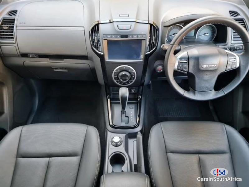 Isuzu Trooper 3.0 Automatic 2022 - image 3