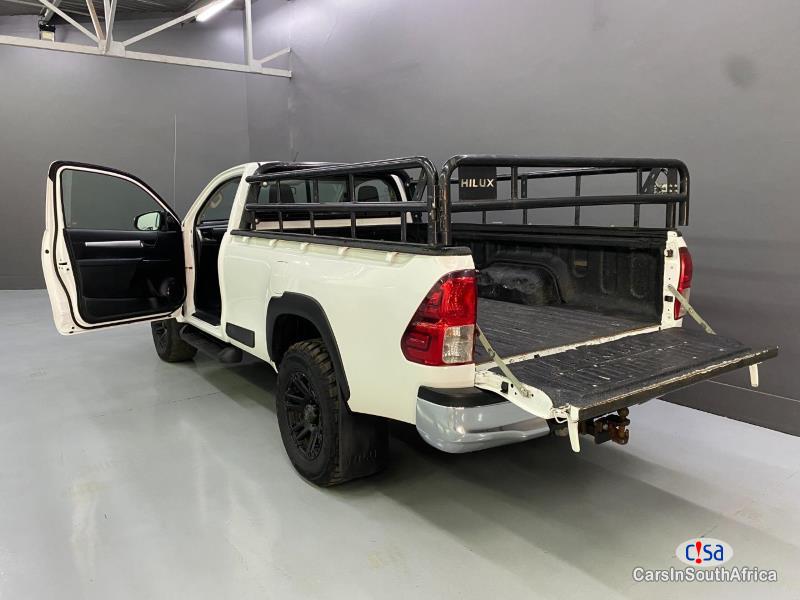 Toyota Hilux 2.8GD-6 078 321 4168 Manual 2018 - image 3