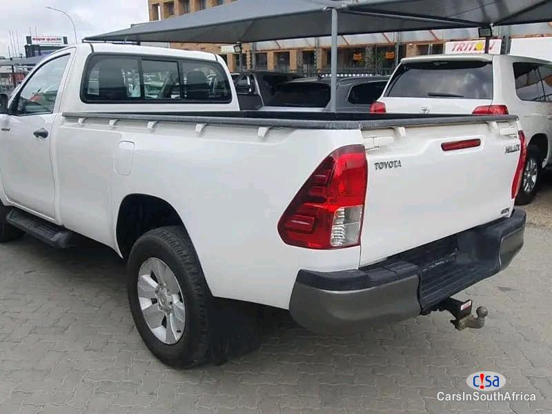 Toyota Hilux Manual 2017 - image 3