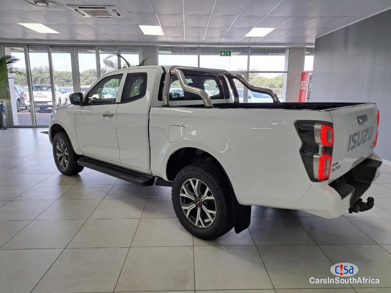 Isuzu D Max 3.0 TD Extended Cab Automatic 2023 - image 2
