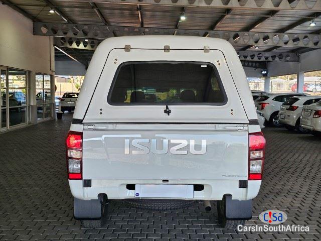 Isuzu D-Max 2.5 TD { 0817687830 } Safety Fleet-Side Manual 2021 - image 9