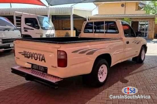 Toyota Hilux 2 4 0671651564 Manual 2004 - image 10