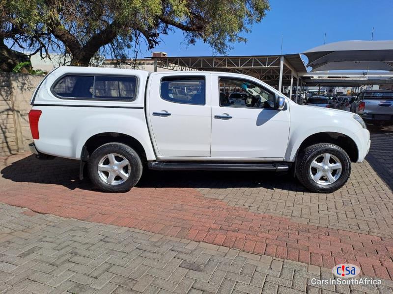 Isuzu KB300 3. 0D-Teq Double-cab LX Manual 2015 in South Africa