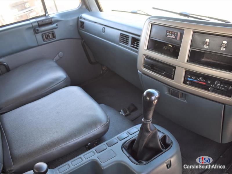 Nissan 4.6 Manual 2010 - image 9