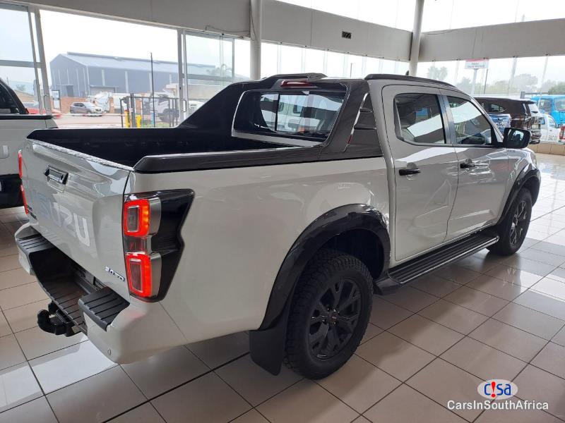 Isuzu D-Max 3.0 V-Cross Automatic 2022 - image 4