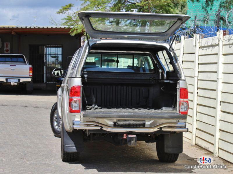 Toyota Hilux Manual 2013 in Gauteng