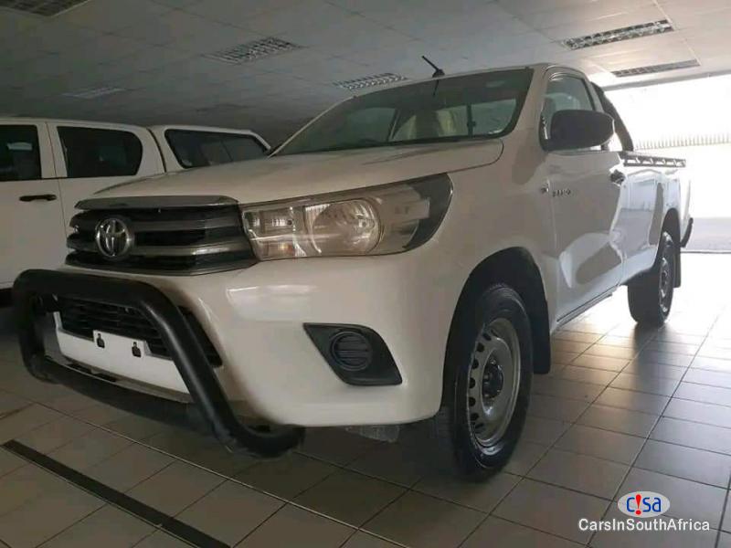 Toyota Hilux Manual 2017 - image 3