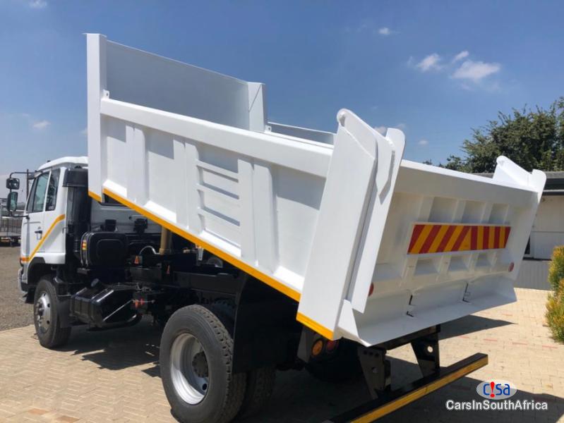 Nissan 5.2 Automatic 2015 - image 3