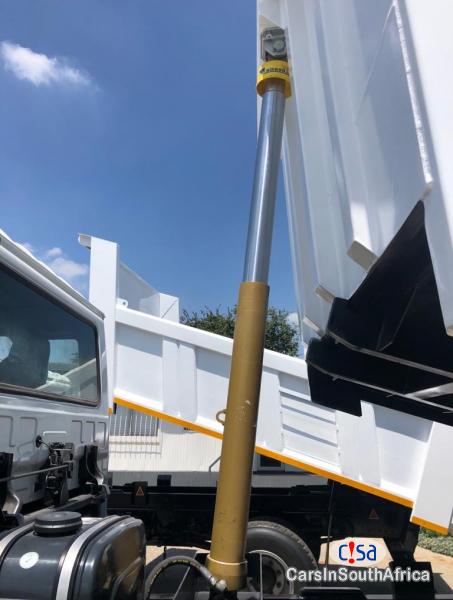 Nissan 5.2 Automatic 2015 - image 4