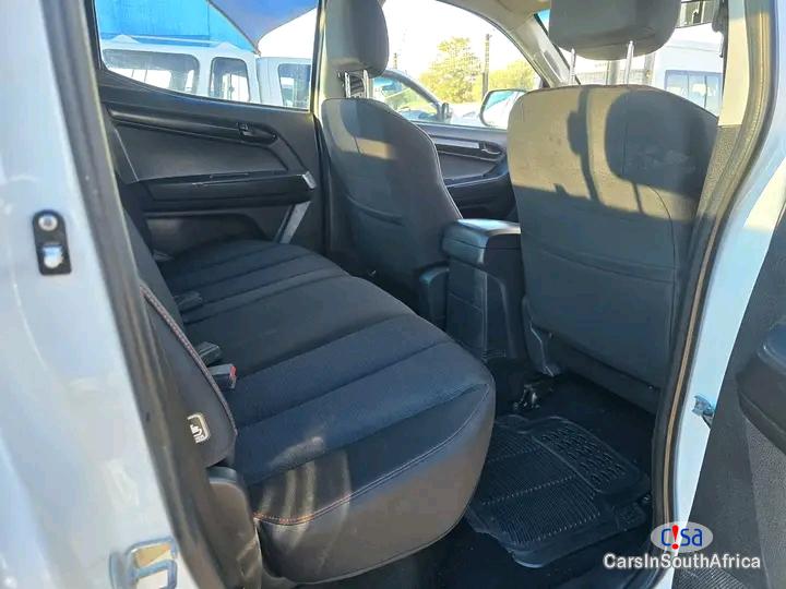Isuzu KB300 D-Teq LX 4x4 Double-Cab Manual 2017 - image 3