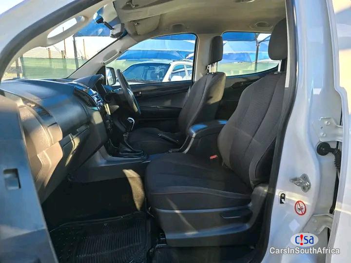 Isuzu KB300 D-Teq LX 4x4 Double-Cab Manual 2017 - image 4