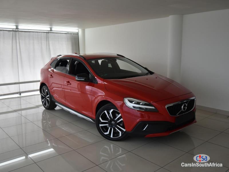 Pictures of Volvo V40 2.0 Cross Country T5 AWD Momentum Automatic 2016