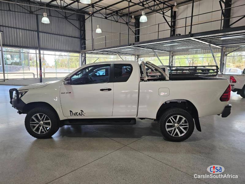 Toyota Hilux 2.8GD-6 Xtra Cab 4x4 Raider Dakar Automatic 2018 - image 4