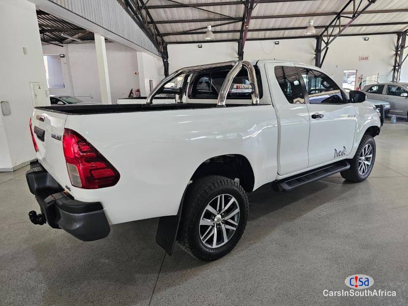 Toyota Hilux 2.8GD-6 Xtra Cab 4x4 Raider Dakar Automatic 2018 - image 5
