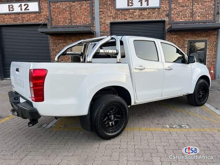 Isuzu KB300 300 Manual 2018 - image 3